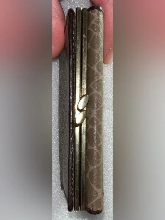 LOW START Nina Ricci EUC Kiss Lock Bi-Fold Wallet - Picture 4 of 6